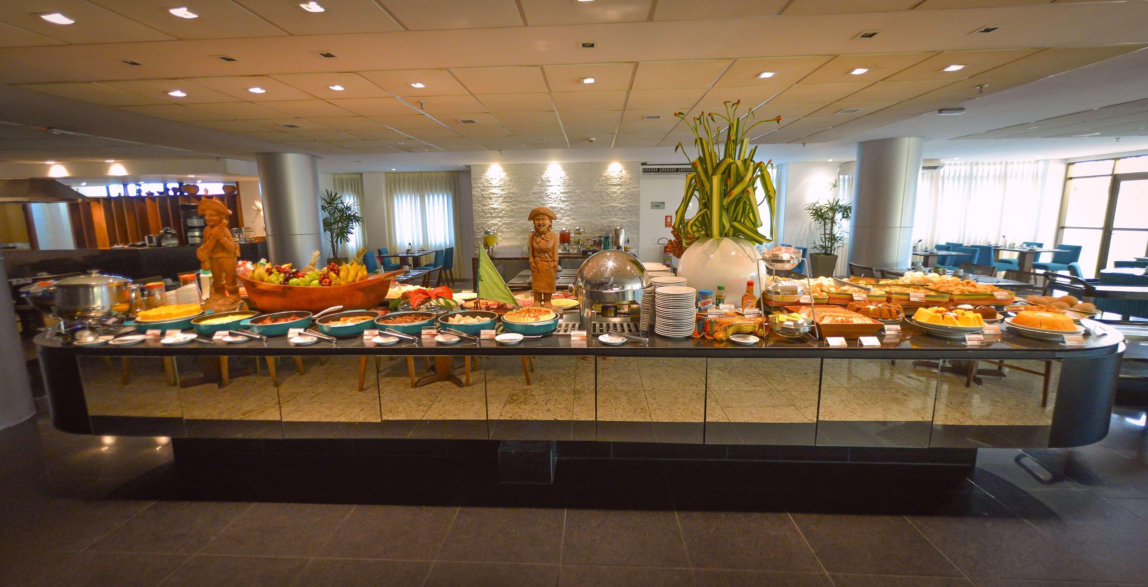Best Western Premier Maceio Bagian luar foto A buffet at a hotel