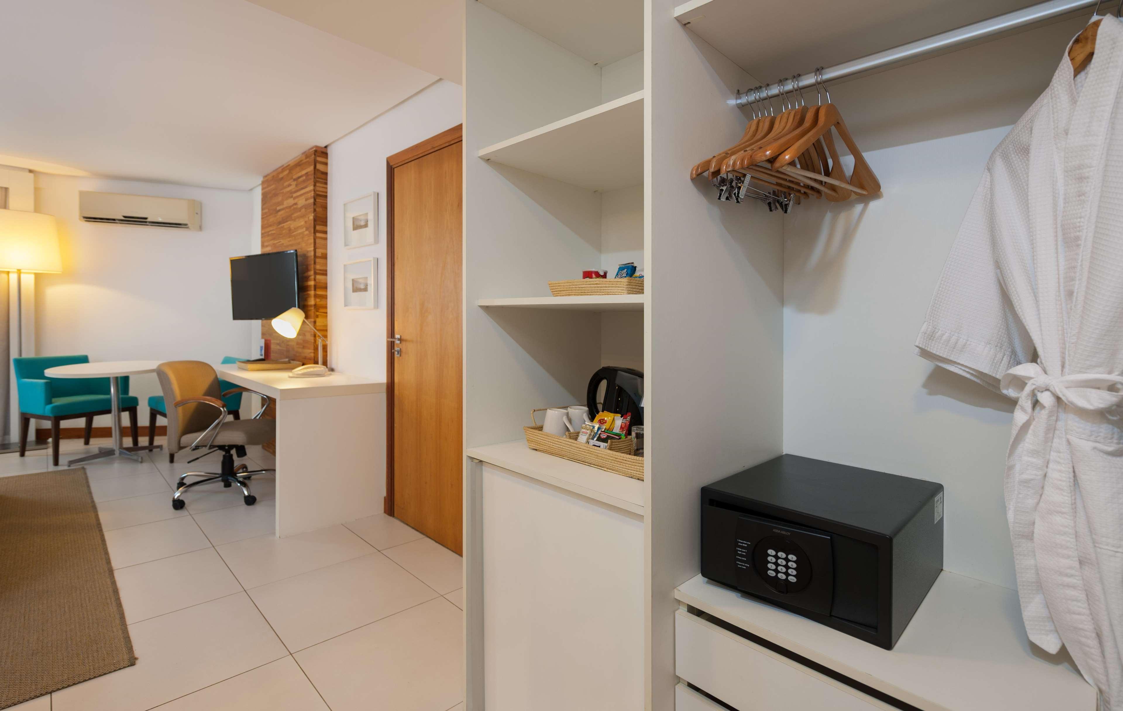 Best Western Premier Maceio Bagian luar foto A safe in a hotel room