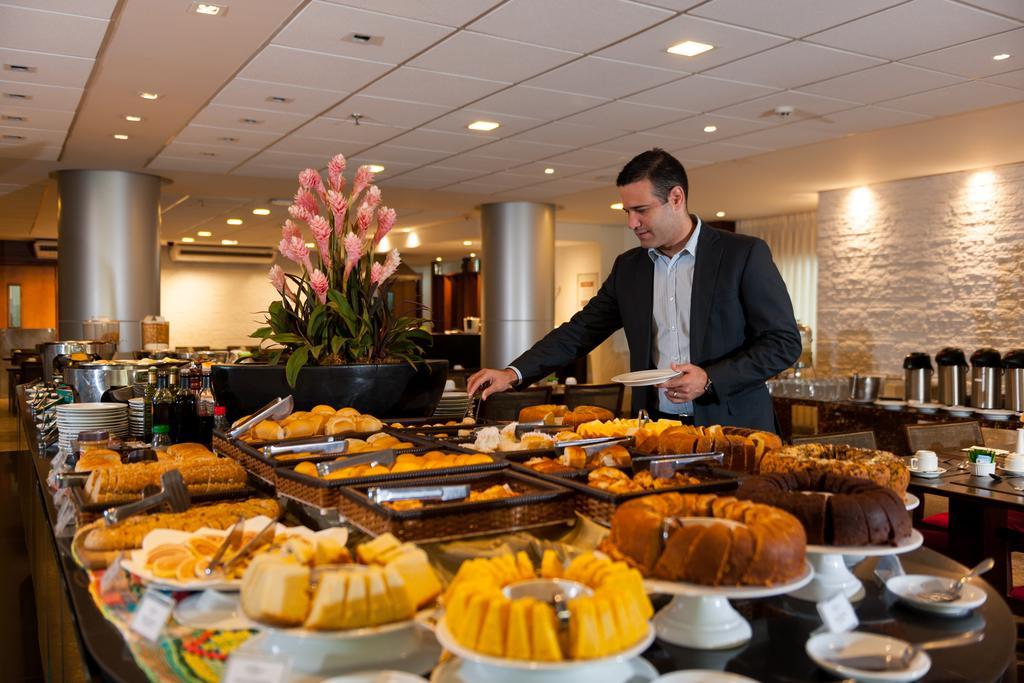 Best Western Premier Maceio Bagian luar foto A buffet at a hotel